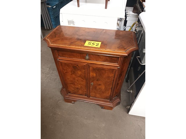 Lot 552 - kastje - afbeelding 1 van  4