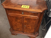 Lot 552 - kastje - afbeelding 1 van  4
