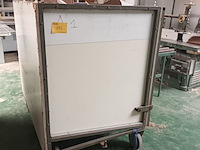 Lot 552 - transportkar met inhoud - afbeelding 1 van  3