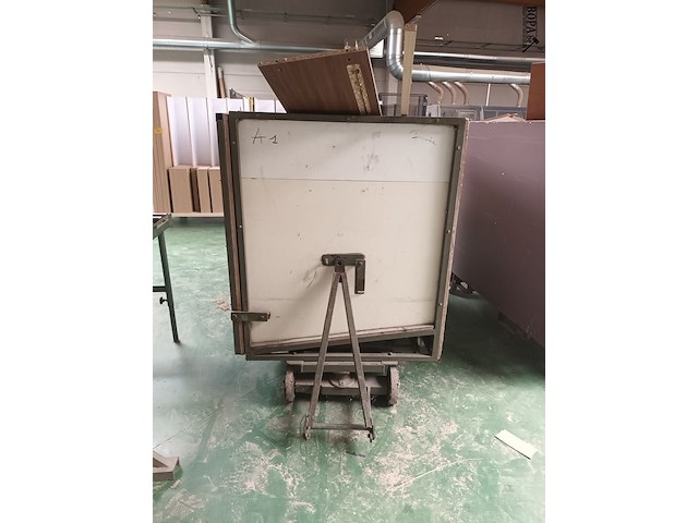 Lot 552 - transportkar met inhoud - afbeelding 2 van  3