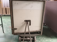 Lot 552 - transportkar met inhoud - afbeelding 2 van  3