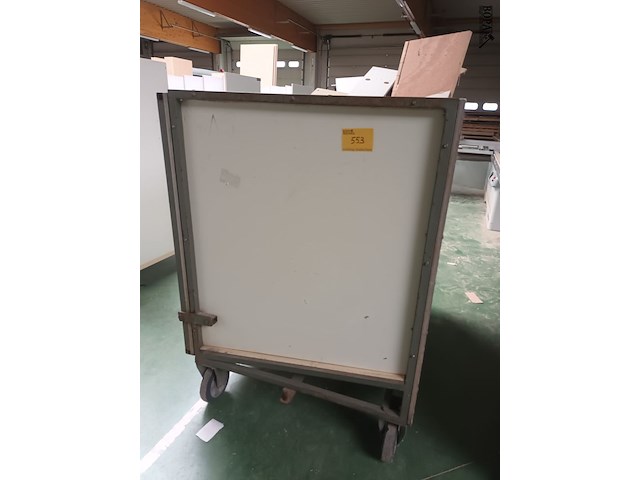 Lot 553 - transportkar met inhoud - afbeelding 1 van  3