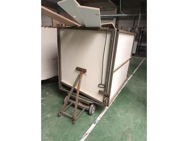 Lot 553 - transportkar met inhoud - afbeelding 2 van  3
