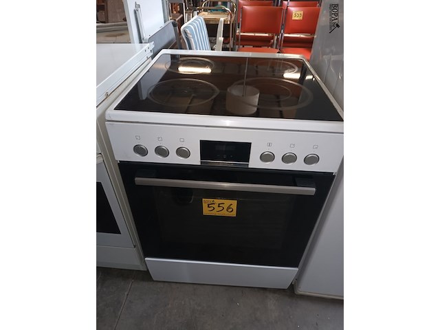 Lot 556 - elektrisch fornuis bosch - afbeelding 1 van  3
