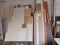 Lot 557 - lot resten van panelen - afbeelding 1 van  3