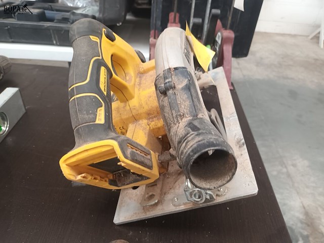 Lot 56 - accu cirkelzaag dewalt - afbeelding 2 van  3