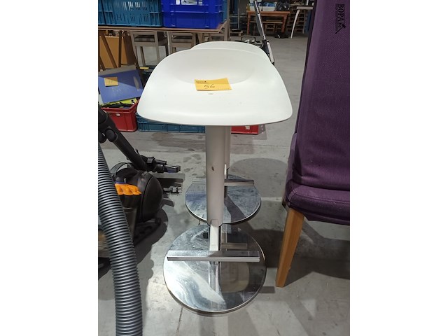 Lot 56 - barkruk. 2 stuks - afbeelding 1 van  3