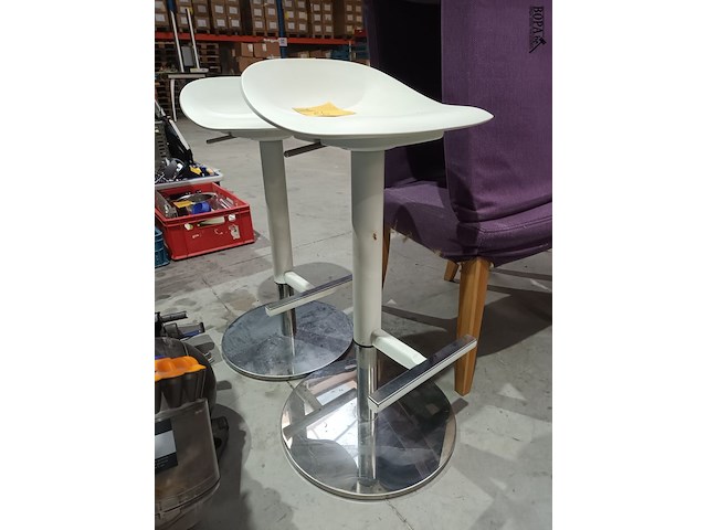 Lot 56 - barkruk. 2 stuks - afbeelding 2 van  3