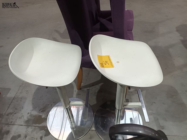 Lot 56 - barkruk. 2 stuks - afbeelding 3 van  3