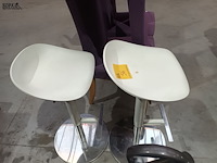 Lot 56 - barkruk. 2 stuks - afbeelding 3 van  3