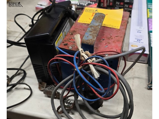 Lot 56 - batterij lader en aircompressor 12v - afbeelding 1 van  5
