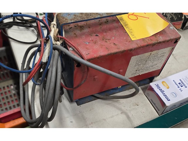 Lot 56 - batterij lader en aircompressor 12v - afbeelding 2 van  5