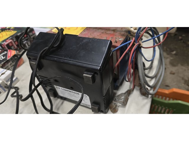 Lot 56 - batterij lader en aircompressor 12v - afbeelding 5 van  5