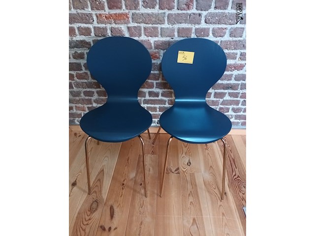 Lot 56 - blauwe keukenstoel. 2 stuks - afbeelding 1 van  3