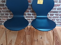Lot 56 - blauwe keukenstoel. 2 stuks - afbeelding 1 van  3