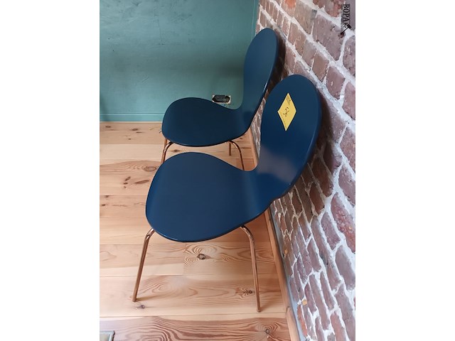 Lot 56 - blauwe keukenstoel. 2 stuks - afbeelding 2 van  3