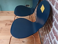Lot 56 - blauwe keukenstoel. 2 stuks - afbeelding 2 van  3