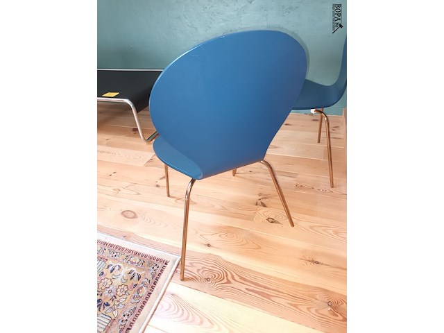 Lot 56 - blauwe keukenstoel. 2 stuks - afbeelding 3 van  3
