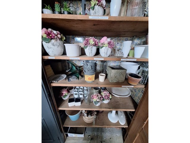 Lot 56 - bloempotten en vazen. inhoud kast - afbeelding 1 van  9