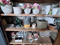 Lot 56 - bloempotten en vazen. inhoud kast - afbeelding 1 van  9