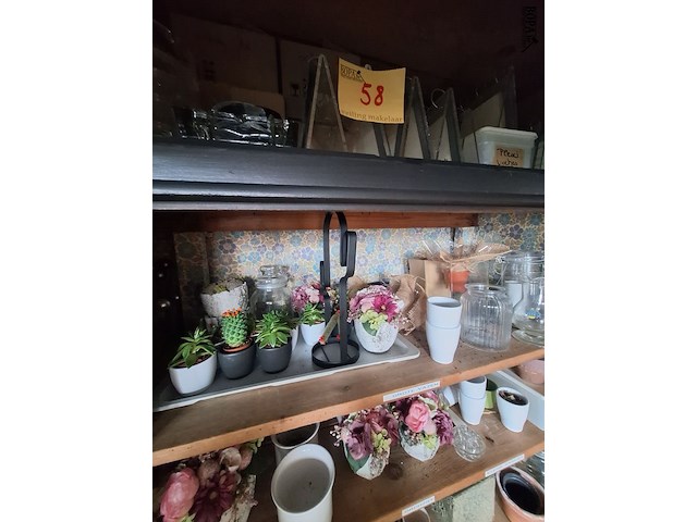 Lot 56 - bloempotten en vazen. inhoud kast - afbeelding 2 van  9