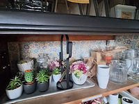 Lot 56 - bloempotten en vazen. inhoud kast - afbeelding 2 van  9