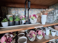 Lot 56 - bloempotten en vazen. inhoud kast - afbeelding 3 van  9