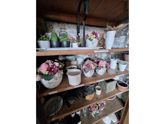 Lot 56 - bloempotten en vazen. inhoud kast - afbeelding 4 van  9