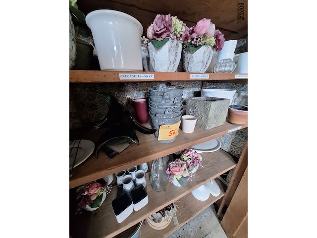 Lot 56 - bloempotten en vazen. inhoud kast - afbeelding 5 van  9
