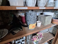 Lot 56 - bloempotten en vazen. inhoud kast - afbeelding 5 van  9