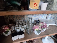 Lot 56 - bloempotten en vazen. inhoud kast - afbeelding 6 van  9