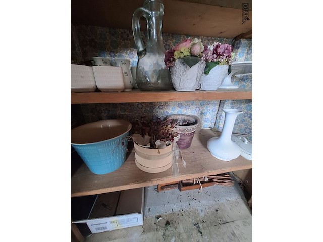 Lot 56 - bloempotten en vazen. inhoud kast - afbeelding 7 van  9