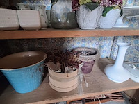Lot 56 - bloempotten en vazen. inhoud kast - afbeelding 7 van  9