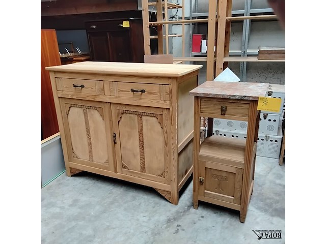 Lot 56 - duo: antieken frans eiken nachtkast met marmeren blad rosé/g - afbeelding 1 van  1