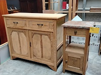 Lot 56 - duo: antieken frans eiken nachtkast met marmeren blad rosé/g - afbeelding 1 van  1