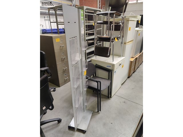 Lot 56 - folderrek en 2 stoelen - afbeelding 1 van  4