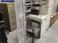 Lot 56 - folderrek en 2 stoelen - afbeelding 1 van  4