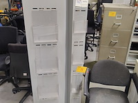 Lot 56 - folderrek en 2 stoelen - afbeelding 3 van  4