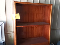 Lot 56 - houten open kastje - afbeelding 1 van  2