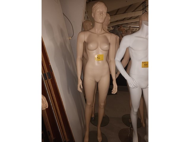 Lot 56 - huidskleur paspop vrouw op voet - afbeelding 3 van  3