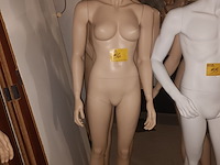 Lot 56 - huidskleur paspop vrouw op voet - afbeelding 3 van  3
