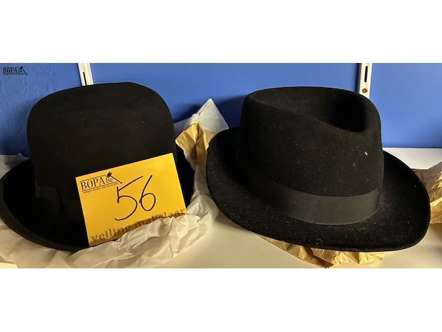 Lot 56 - klassieke zwarte herenhoeden - 2 stuks - afbeelding 1 van  5