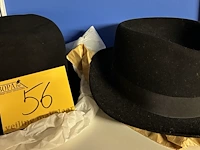 Lot 56 - klassieke zwarte herenhoeden - 2 stuks