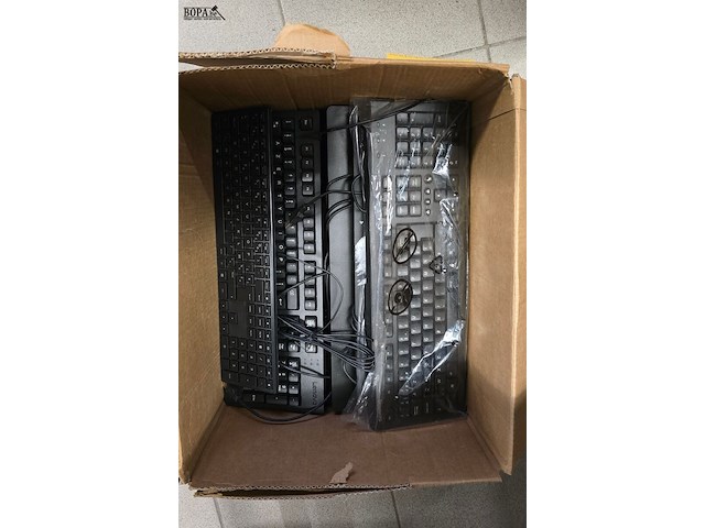 Lot 56 - lot diverse toetsenborden ong 8 stuks - afbeelding 1 van  2