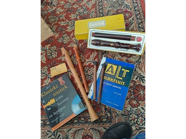 Lot 56 - lot muziek: blokfluiten, leerboeken en set drumsticks - afbeelding 1 van  1