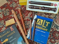 Lot 56 - lot muziek: blokfluiten, leerboeken en set drumsticks - afbeelding 1 van  1