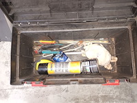 Lot 56 - materiaalkoffer curver met inhoud - afbeelding 3 van  3