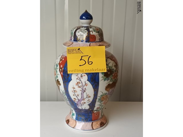 Lot 56 - oosterse dekselvaas - afbeelding 1 van  5