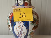 Lot 56 - oosterse dekselvaas - afbeelding 1 van  5