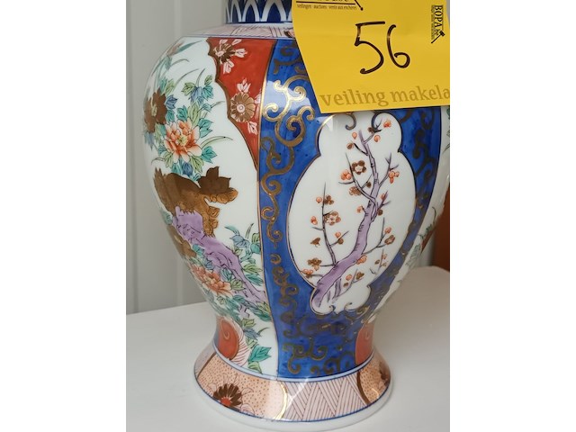 Lot 56 - oosterse dekselvaas - afbeelding 2 van  5